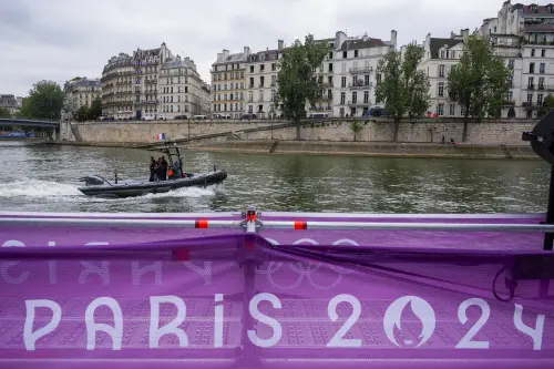 Security officers patrol in Paris, France, before the opening ceremony of the 2024 Summer Olympics. | Photo: AP
