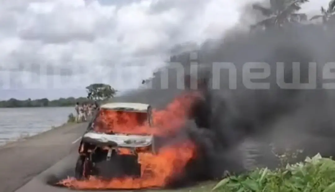Screengrab of the burning car | photo:screengrab/mathrubhumi news