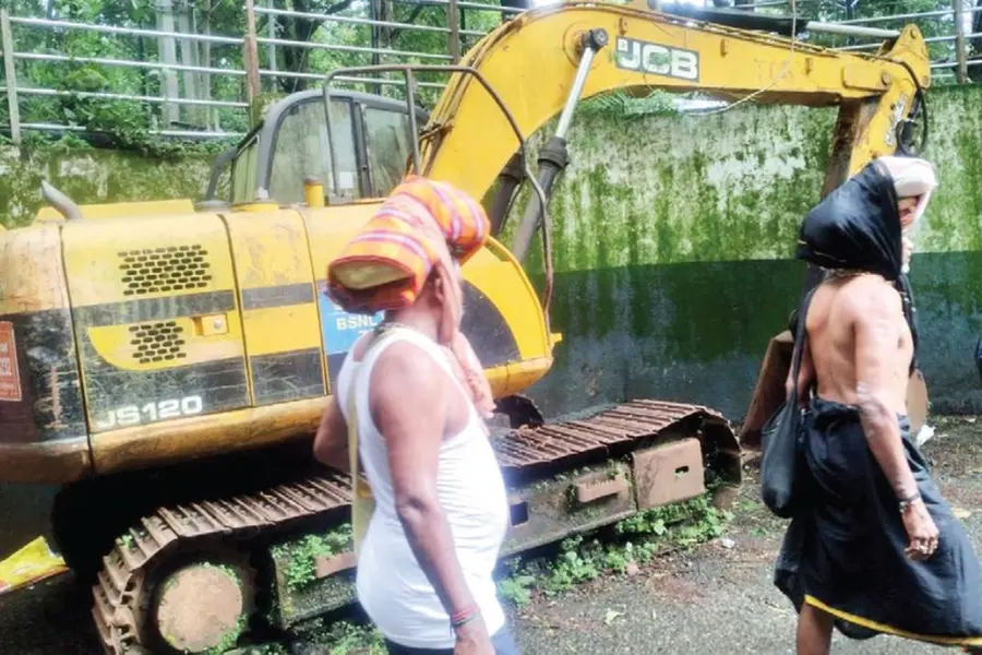 Minimum auction price reduced to Rs 8.5 lakh: Tracked excavator at Sabarimala yet to find takers