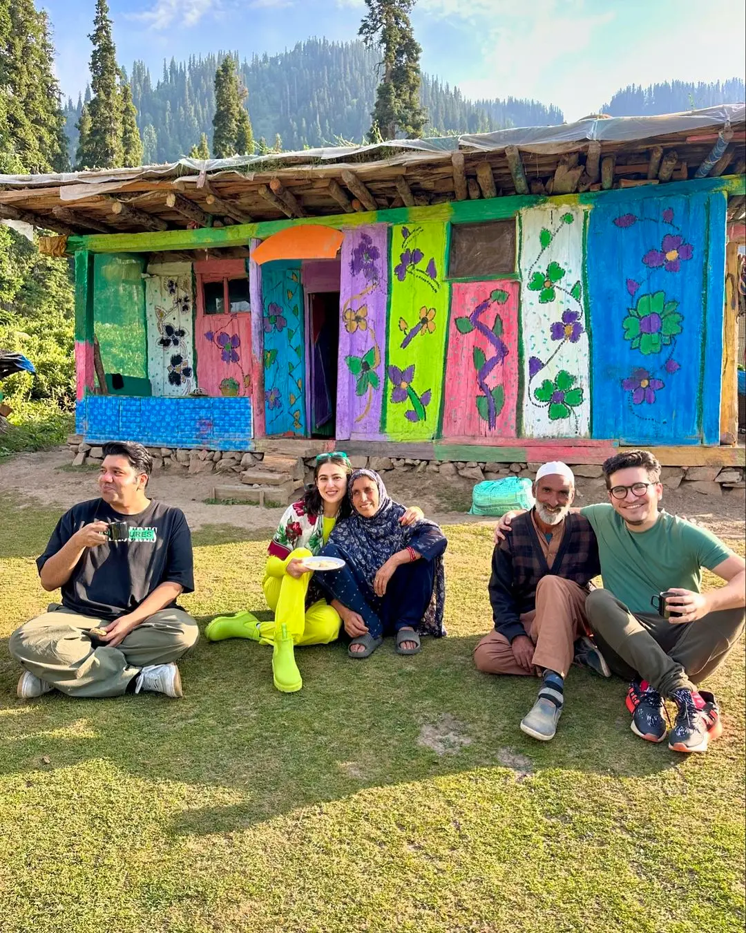 Sara along with her friends enjoying Kashmiri roti, Kahwa and chai