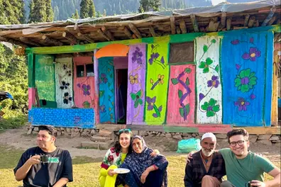 Sara Ali Khan enjoys Kashmiri delicacies, relishes roti & Kahwa