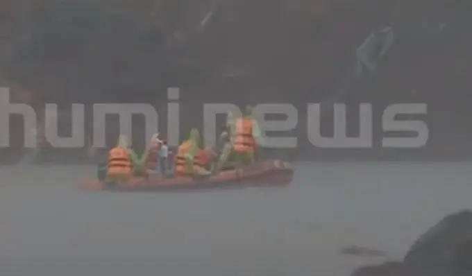 A scene from Gangavali River where operations are on to recover Arjun's lorry | Photo : Mathrubhumi news screengrab