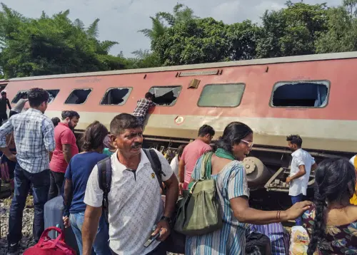 Train derails near Gonda