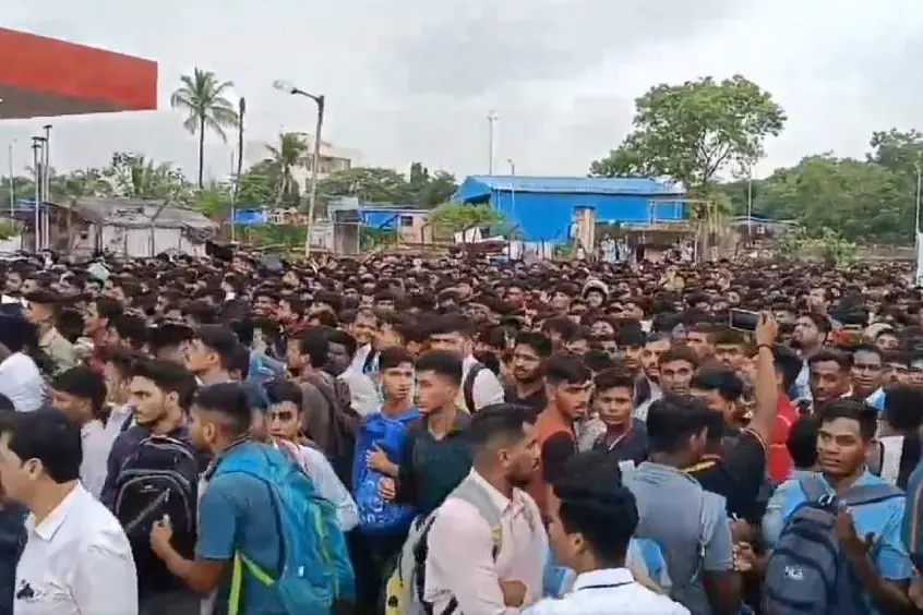 Job seekers swarm Mumbai Airport, stampede-like situation experienced