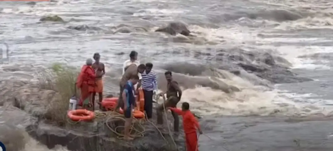 Scenes from the rescue operation  | Photo: Screengrab/ Mathrubhumi News