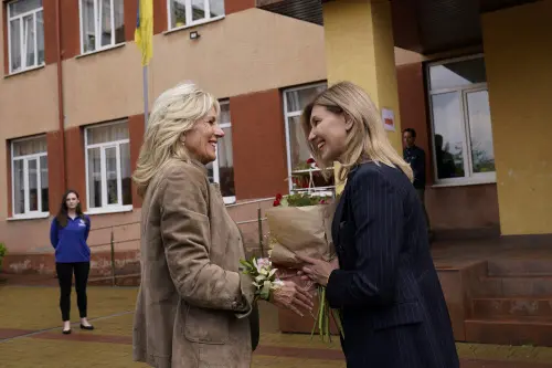 First lady Jill Biden greets Olena Zelenska, spouse of Ukrainian's President Volodymyr Zelenskyy, outside of School 6, a public school that has taken in displaced students in Uzhhorod, Ukraine, Sunday, May 8, 2022 | Photo: AP
