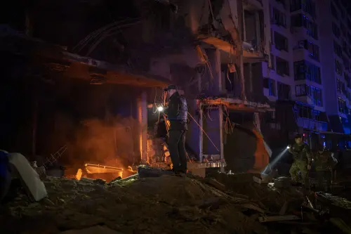 Police officers and Army members inspect the area following an explosion in Kyiv, Ukraine on Thursday, April 28, 2022. Russia mounted attacks across a wide area of Ukraine on Thursday, bombarding Kyiv during a visit by the head of the United Nations | Photo: AP