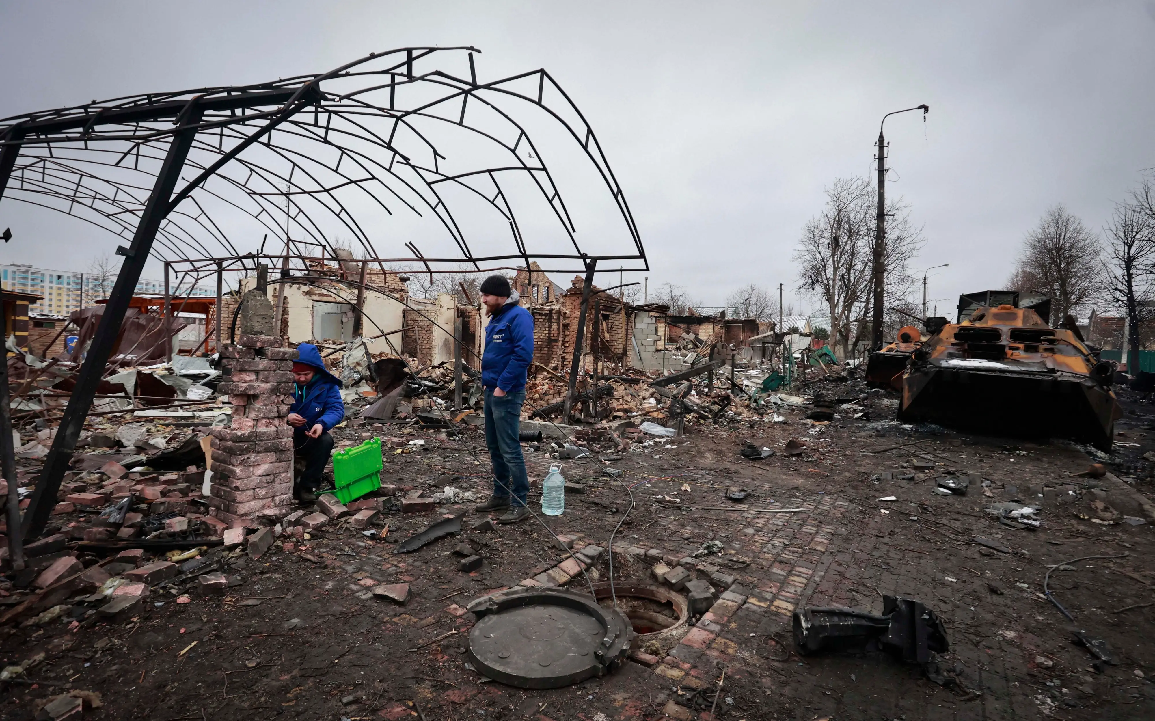 People look at the destroyed building in the town of Bucha, close to the capital Kyiv, Ukraine. Photo:AP