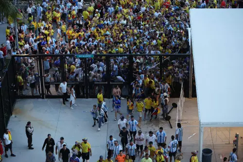 Large crowds of fans try to enter the stadium amid disturbances prior the CONMEBOL Copa America 2024 Final match between Argentina and Colombia at Hard Rock Stadium n Miami Gardens, Florida | Photo: AFP