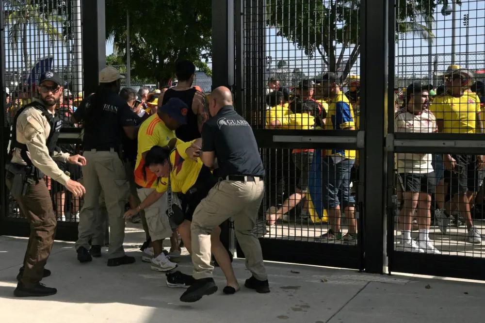 Security personnel detain Colombia's supporters that tried to get into the stadium without tickets | AFP