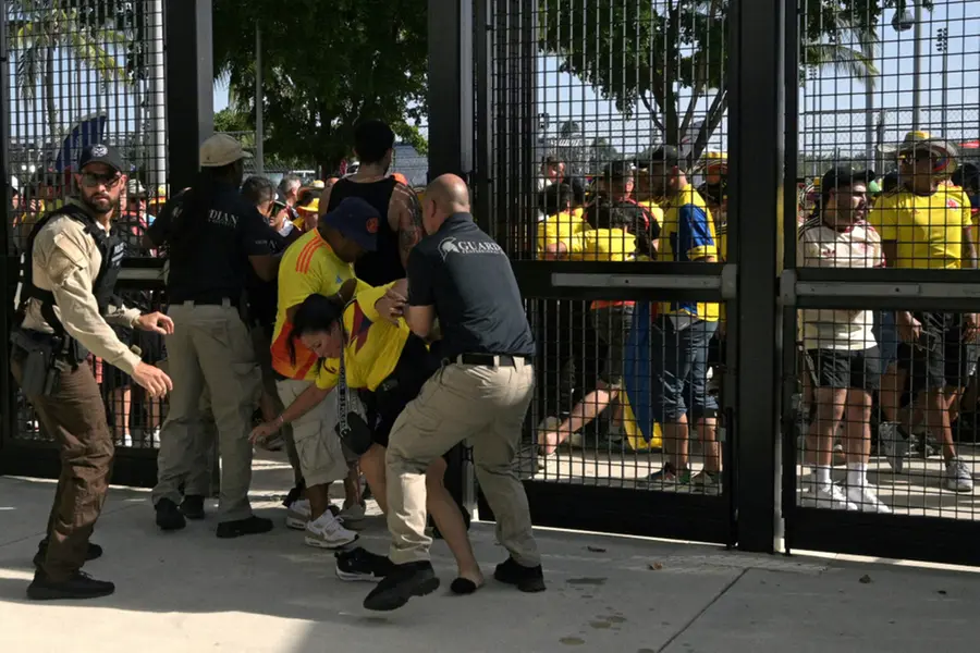 Fans crash gate as absolute chaos breaks out before Copa America final | Watch Video