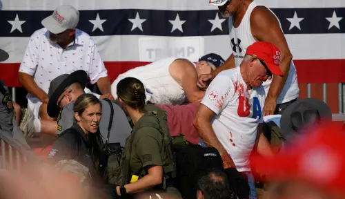 Attendees scatter after gunfire rang out during a campaign rally for Republican presidential candidate, former U.S. President Donald Trump at Butler Farm Show Inc. in Butler, Pennsylvania | Photo: AFP