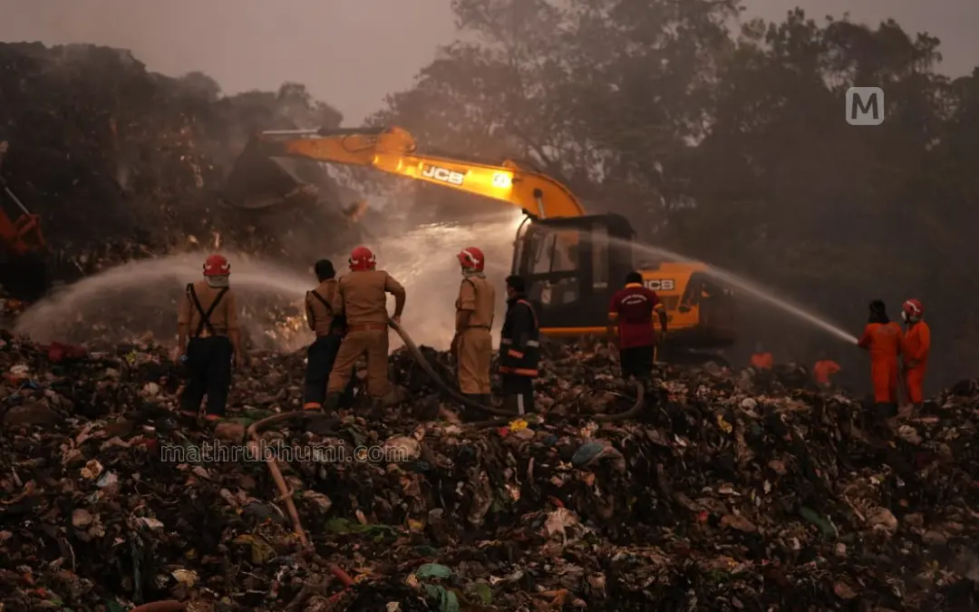 Firefighters at Brahmapuram plant in Kochi on March 26, Sunday | Photo: Mathrubhumi/Rahul GR