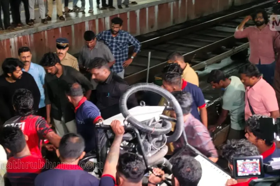 Mission to rescue worker 'trapped' in Kerala's Amayizhanjan canal prolongs; robots deployed | Video