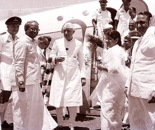 Jawaharlal Nehru with EMS Nambooripad at Thiruvananthapuram Airport in 1958 | @_nehruvian.