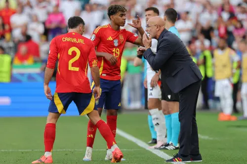Spain's head coach Luis de la Fuente speaks to Spain's forward #19 Lamine Yamal and Spain's defender #02 Dani Carvajal during the UEFA Euro 2024 quarter-final match | Photo: AFP