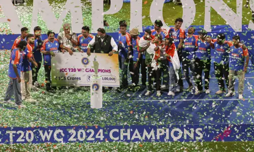 Players of the T20 World Cup-winning Indian cricket team receive a cheque from BCCI President Roger Binny and the board's Secretary Jay Shah during their felicitation ceremony at the Wankhede Stadium, in Mumbai | Photo: PTI