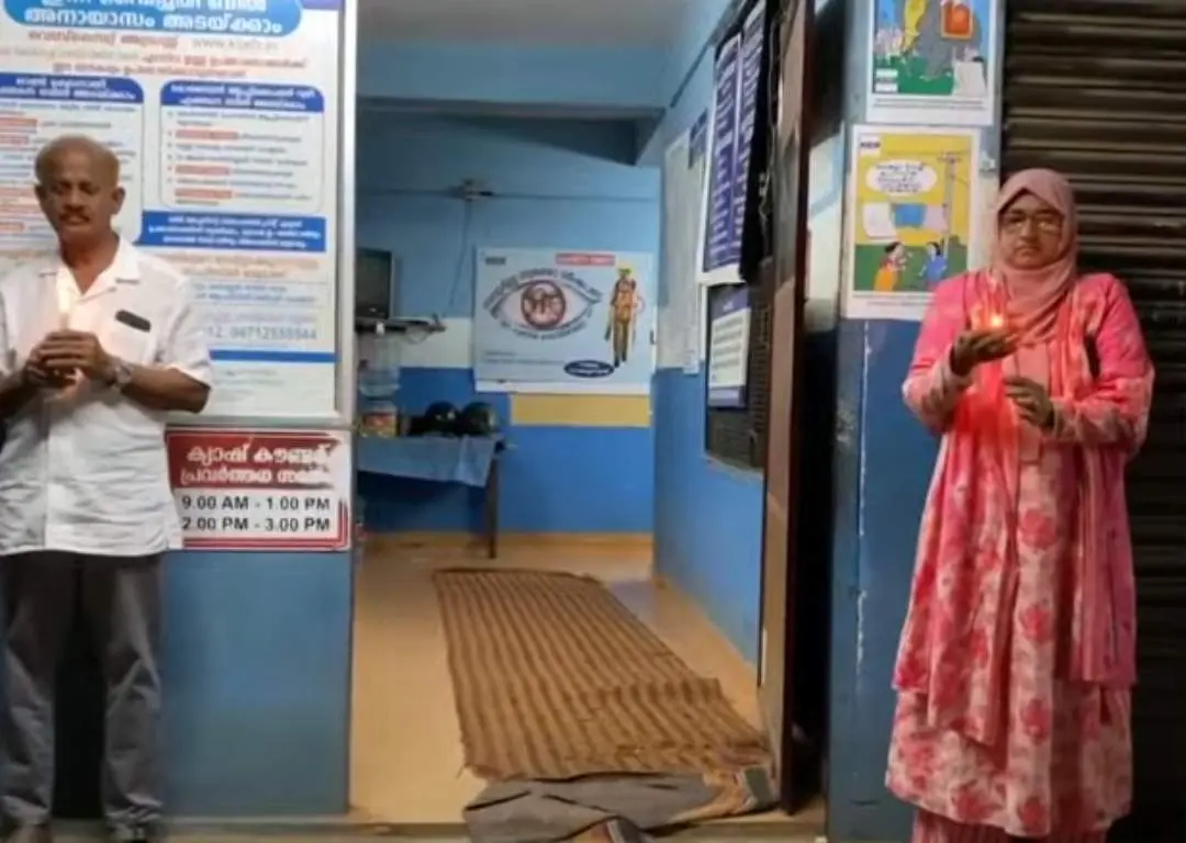 Razack and his wife Mariyam are seen protesting in front of KSEB section office, Thiruvambadi | Photo: Screenshot/ Mathrubhumi News