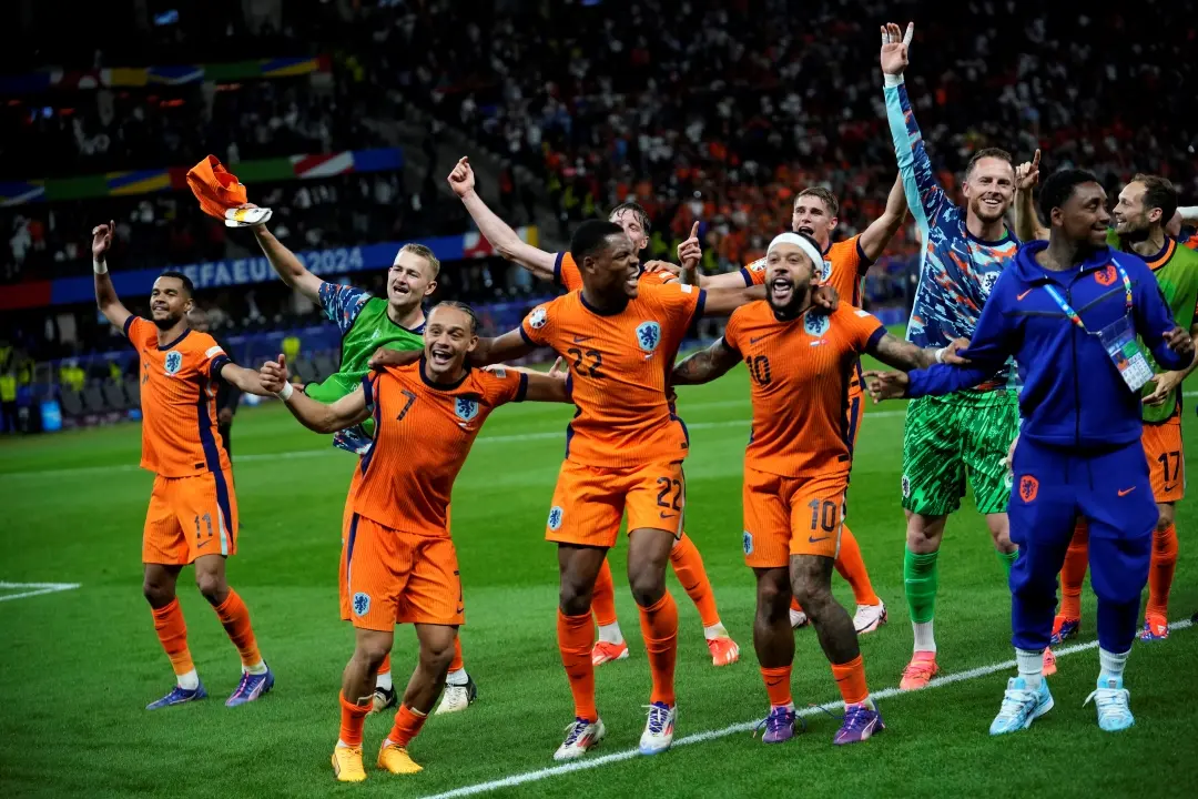 Netherlands players celebrate at the end of a quarterfinal match between the Netherlands and Turkey | Photo: AP