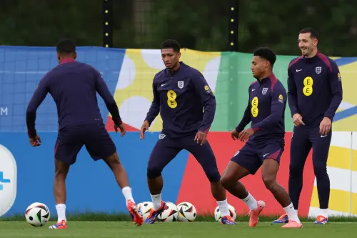 England's midfielder #10 Jude Bellingham (C) takes part in a training session at team's base camp, the Weimarer Land golf resort, near Blankenhain | Photo: AFP