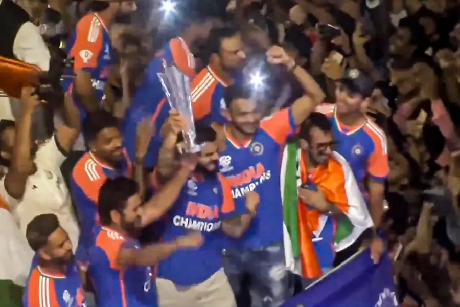 Fans in euphoria as Team India's victory parade proceeds in Mumbai | Video