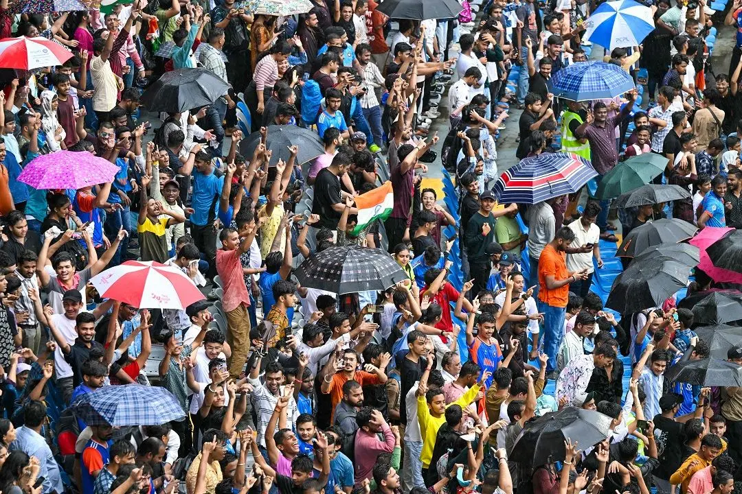 Fans await the arrival of Indian cricket team at Wankhede stadium in Mumbai | Photo: AFP