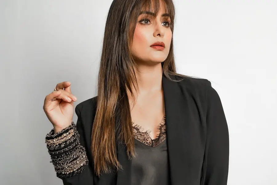 'I choose to win,' actor Hina Khan shares video of chopping hair off amid cancer battle