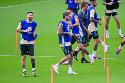 Lionel Messi #10 of Argentina smiles with teammates while practicing at Shell Energy Stadium for the CONMEBOL Copa America USA 2024 in Houston | Photo: AFP