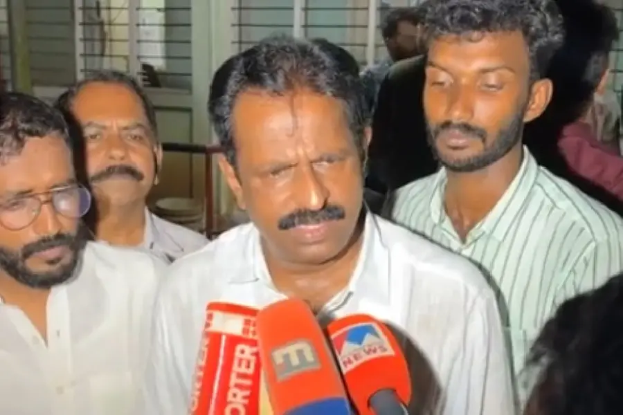 SFI attack on KSU leader: Congress MLAs lay siege to Kerala police station
