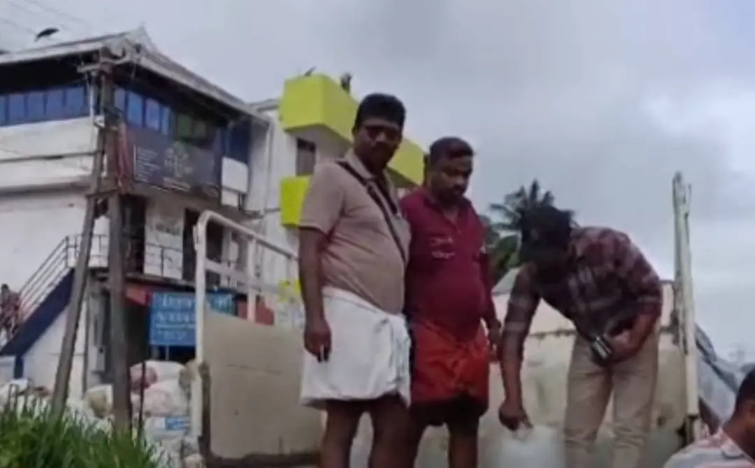 പിടികൂടിയ സ്പിരിറ്റ് വാഹനത്തില്നിന്ന് മാറ്റുന്നു | Screengrab: Mathrubhumi News