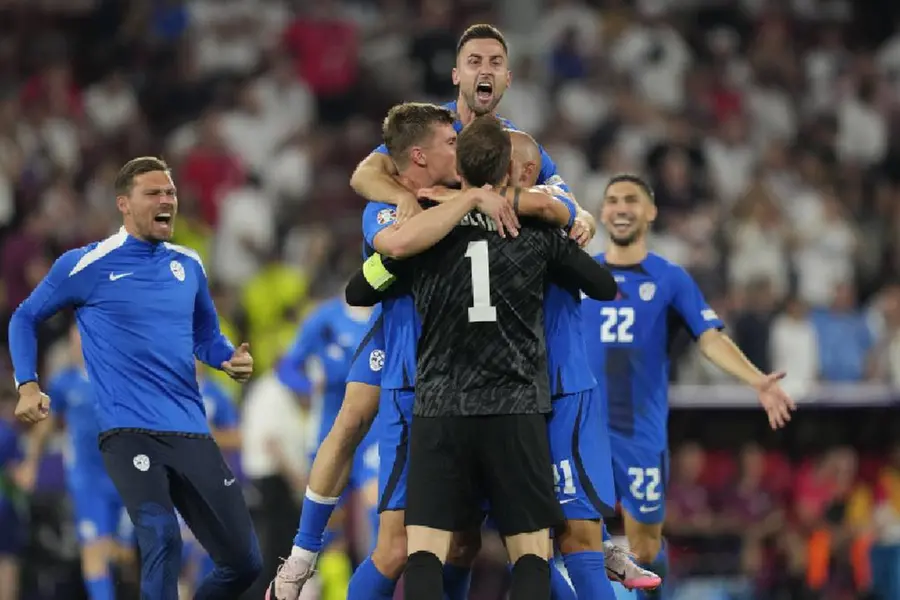 England finishes on top of group, tough task ahead for France