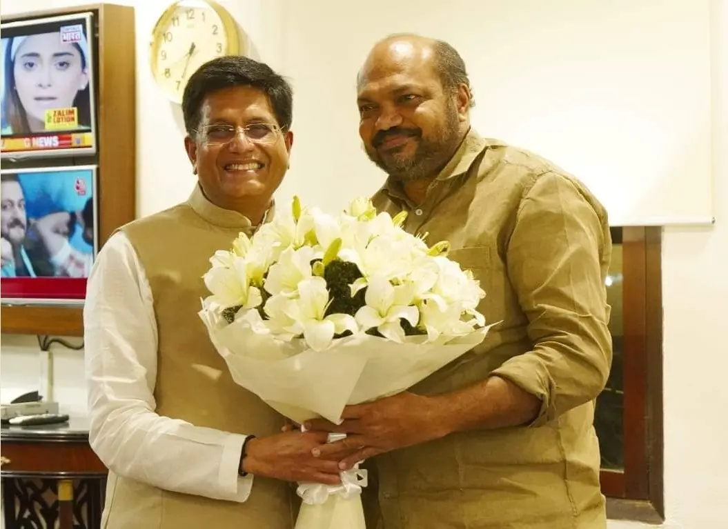P Rajeeve gifts a bouquet to Union Minister Piyush Goyal. Photo: Twitter|PRajeev