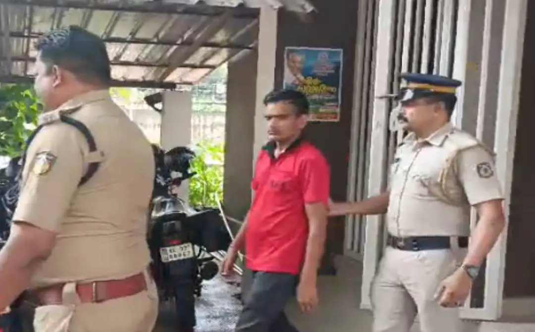 അറസ്റ്റിലായ പാന്ട്രി ജീവനക്കാരനുമായി പോലീസ് സംഘം