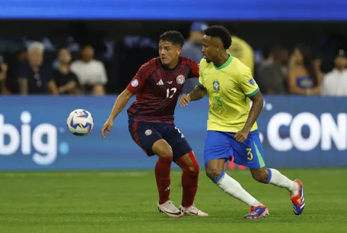 Warren Madrigal of Costa Rica battles for possession with Eder Militao of Brazil during the CONMEBOL Copa America 2024 Group D match between Brazil and Costa Rica at SoFi Stadium. | Photo: AFP