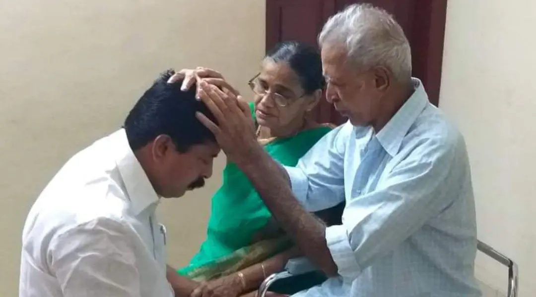 Roshy Augustine with his parents