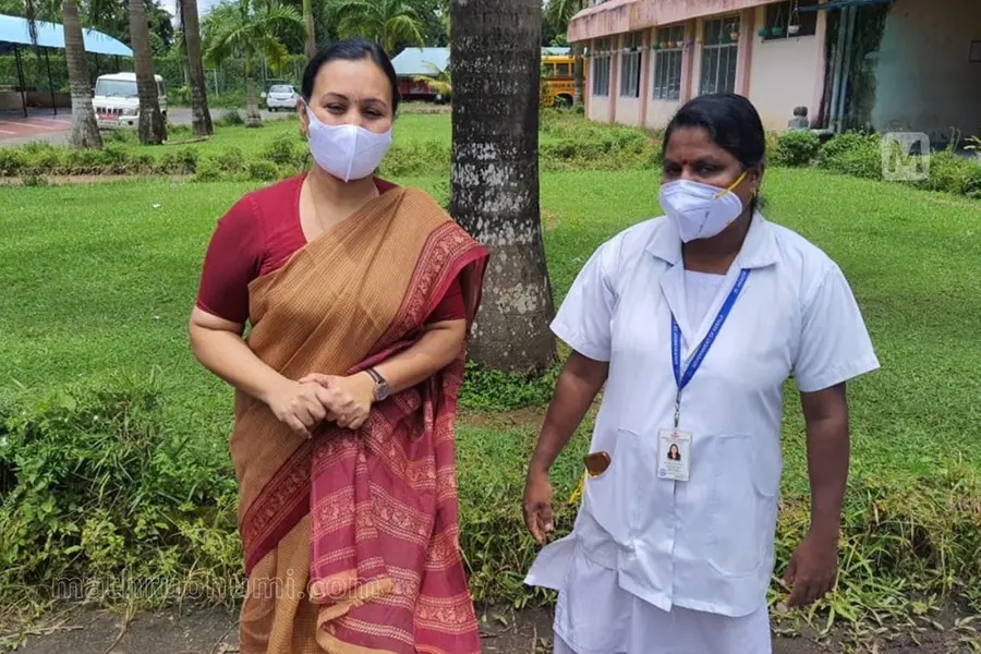 Minister Veena George felicitates nurse who administered vaccine to 893 people