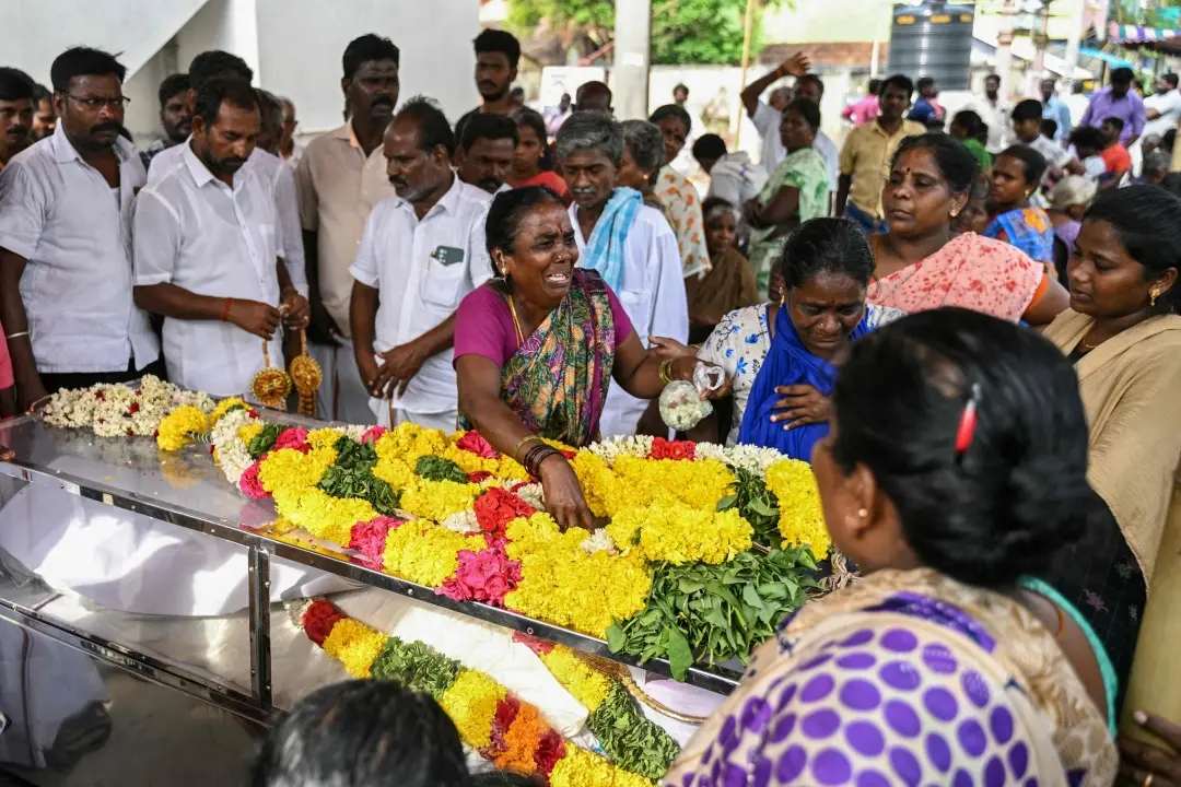 A relative weeps next to the dead body of a victim who died after consuming toxic illegal alcohol in Kallakurichi | File Photo: AFP