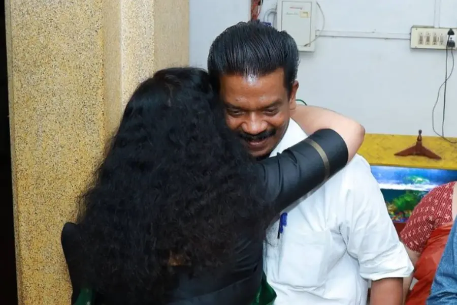 Sabarinathan wishes 'Happy Sunday' with viral photo of Divya hugging Radhakrishnan
