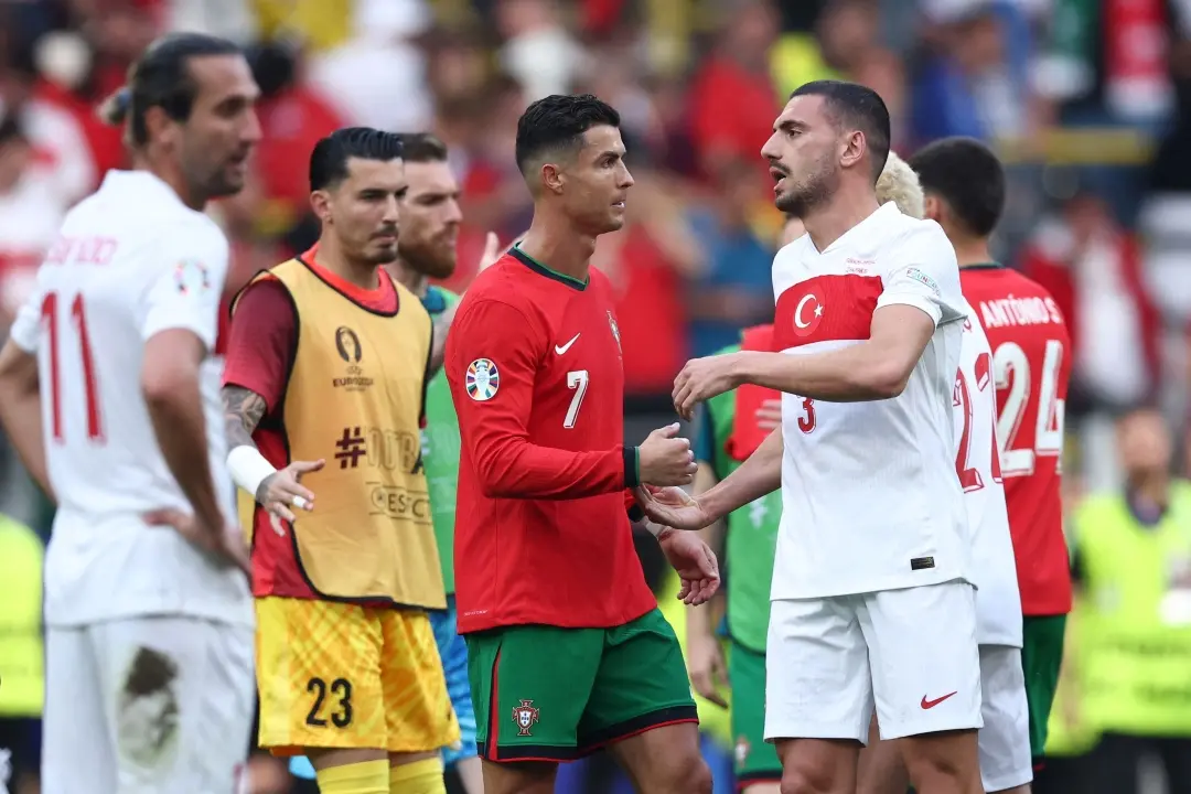 Cristiano Ronaldo (C) greets Turkey's defender #03 Merih Demiral at the end of the Euro 2024 Group F football match between Turkey and Portugal | Photo: AFP