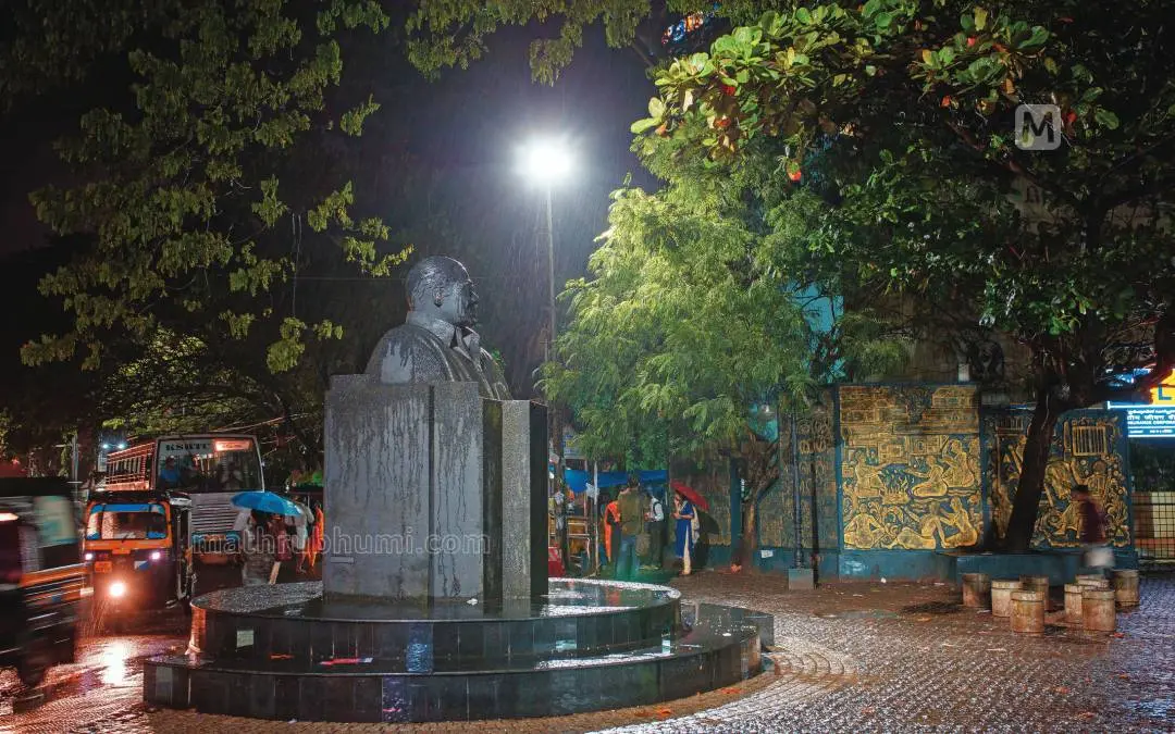 S.K. Pottekkat Square (Kidson Corner) of SM Street, Kozhikode - a night scene on a rainy day | Photo: Mathrubhumi/Arun Payyadimeethal