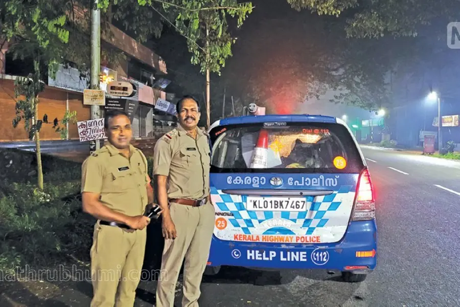EKM taxi driver salutes highway police officers for turning good Samaritan for stranded passengers