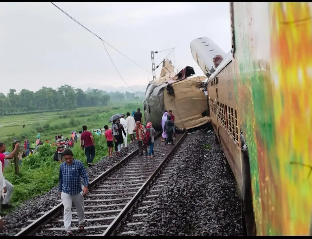 ട്രെയിൻ അപകടത്തിന്റെ ദൃശ്യങ്ങളിൽ നിന്ന്