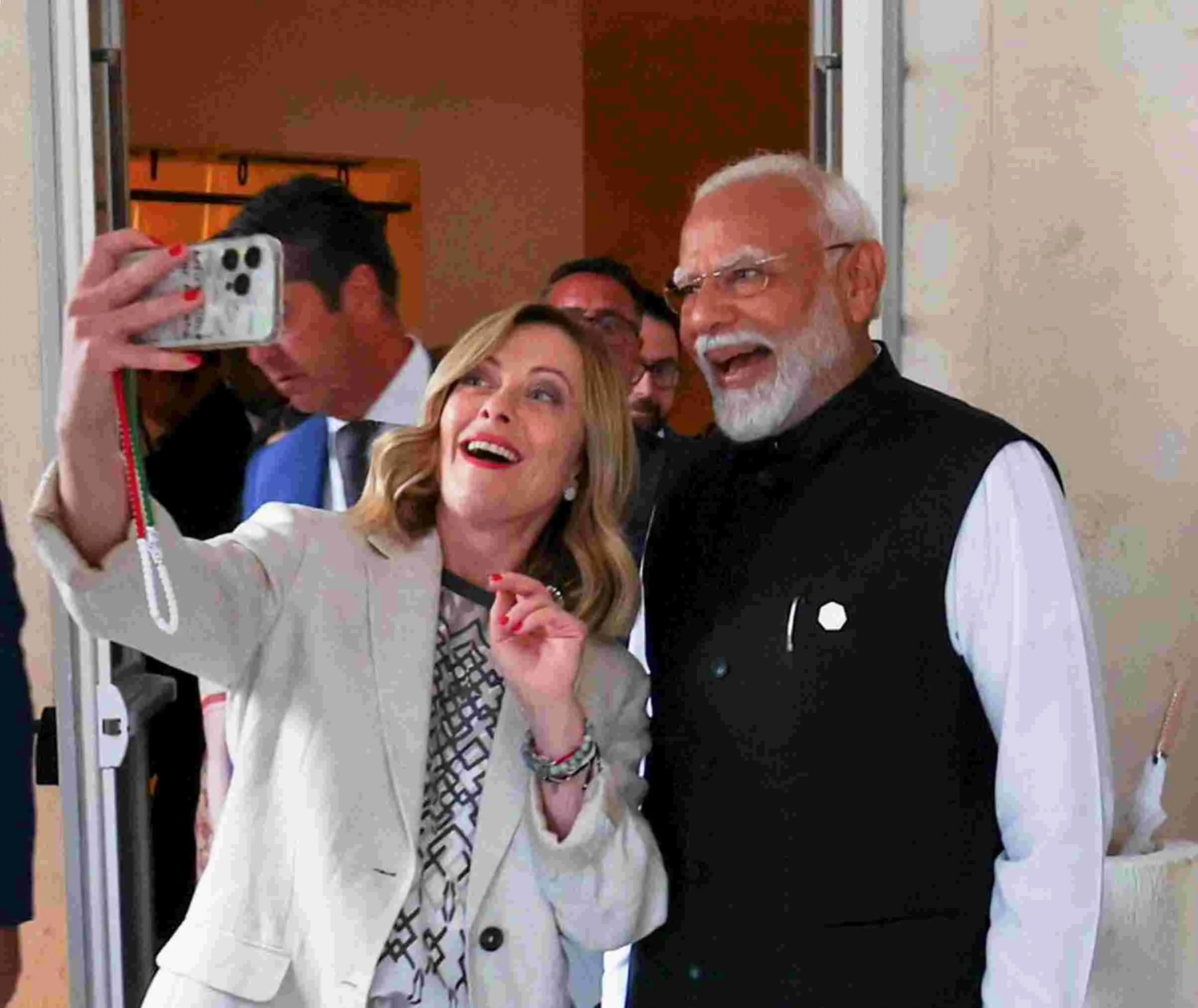 Prime Minister Narendra Modi poses for a selfie with Italian PM Giorgia Meloni | Photo: ANI