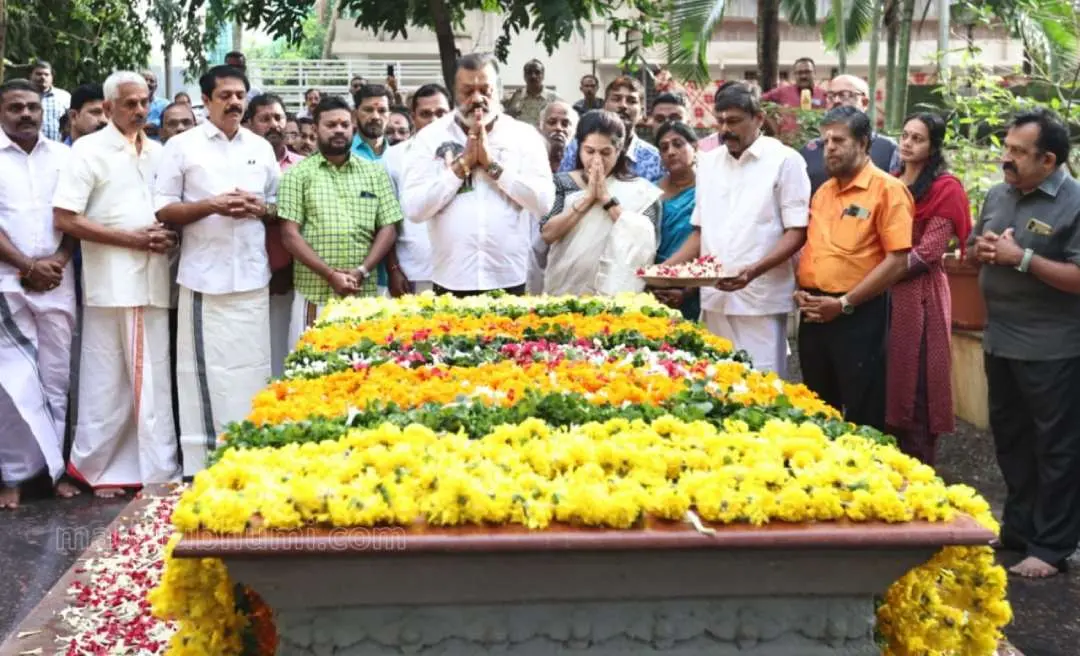 Suresh Gopi offering flowers at K Karunakaran's memorial