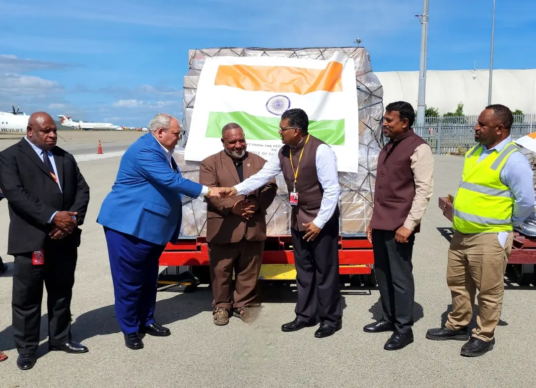 Justin Tkatchenko, Minister of Foreign Affairs receiving humanitarian aid | Photo: X\Hon. Justin W Tkatchenko MP