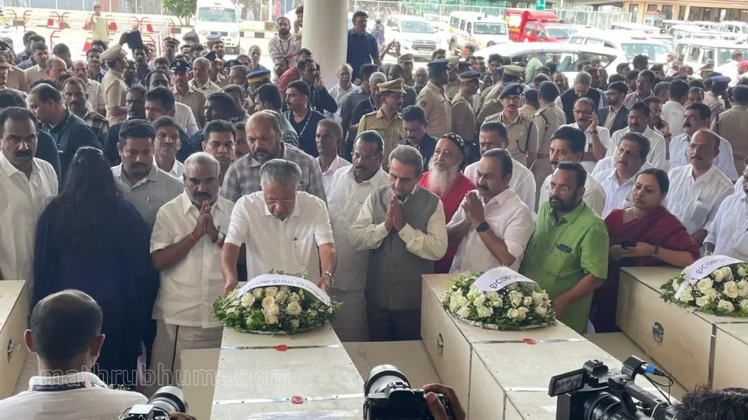 Kerala Chief Minister Pinarayi Vijayan laying a wreath on the bodies of the victims | Mathrubhumi