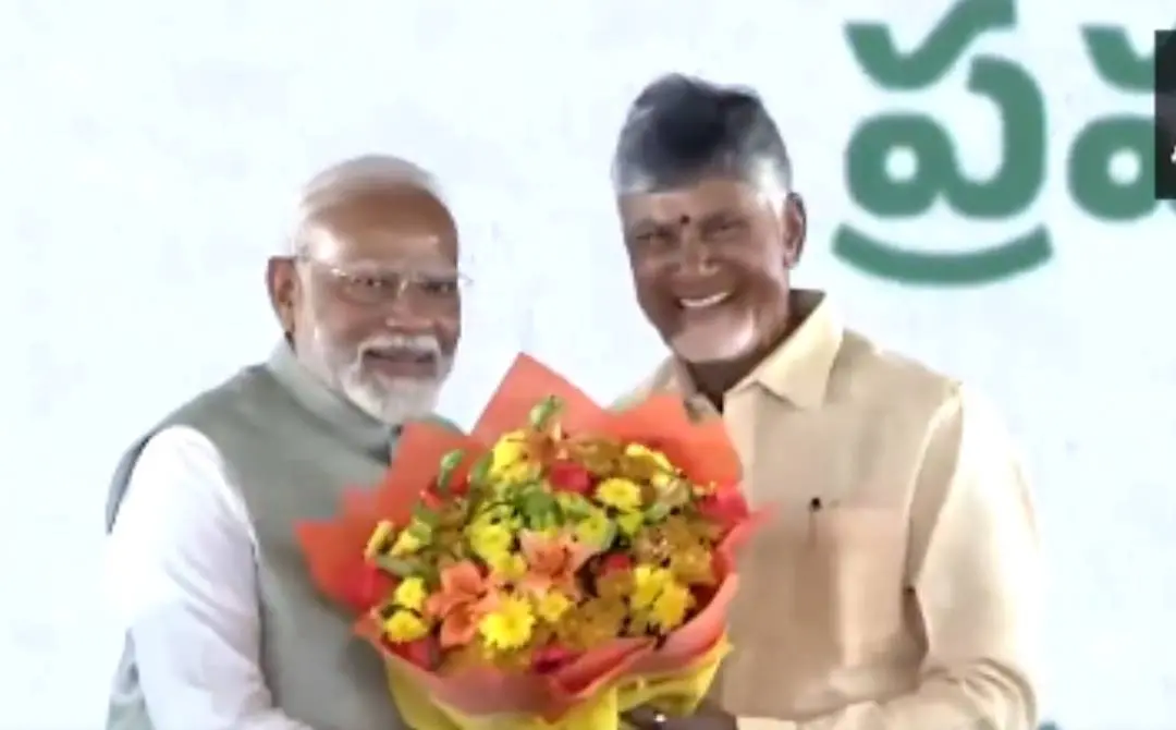 ആന്ധ്രാപ്രദേശ് മുഖ്യമന്ത്രിയായി അധികാരമേറ്റ ചന്ദ്രബാബു നായിഡുവിന് പ്രധാനമന്ത്രി നരേന്ദ്രമോദി അഭിനന്ദിക്കുന്നു | Photo: ANI