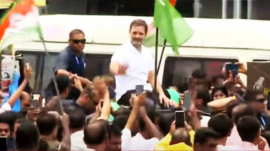 രാഹുൽ ഗാന്ധി ജനങ്ങളെ അഭിവാദ്യം ചെയ്യുന്നു.