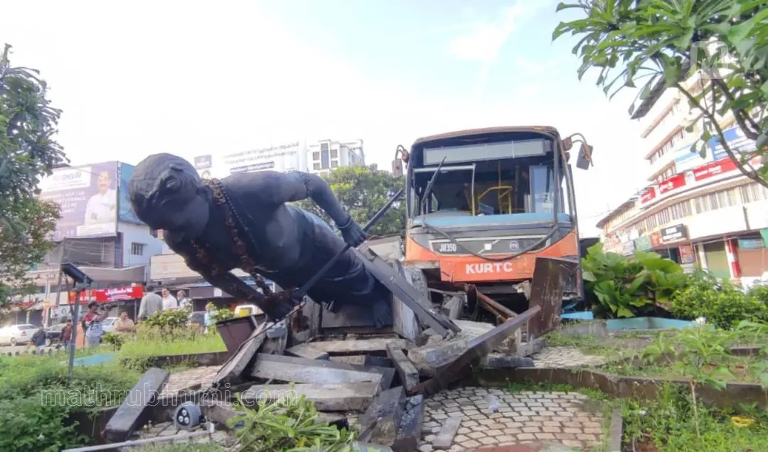 A KSRTC bus crashed into the Sakthan Thampuran statue installed in Thrissur city on Sunday morning bringing down the tall structure. l Photo: MBI