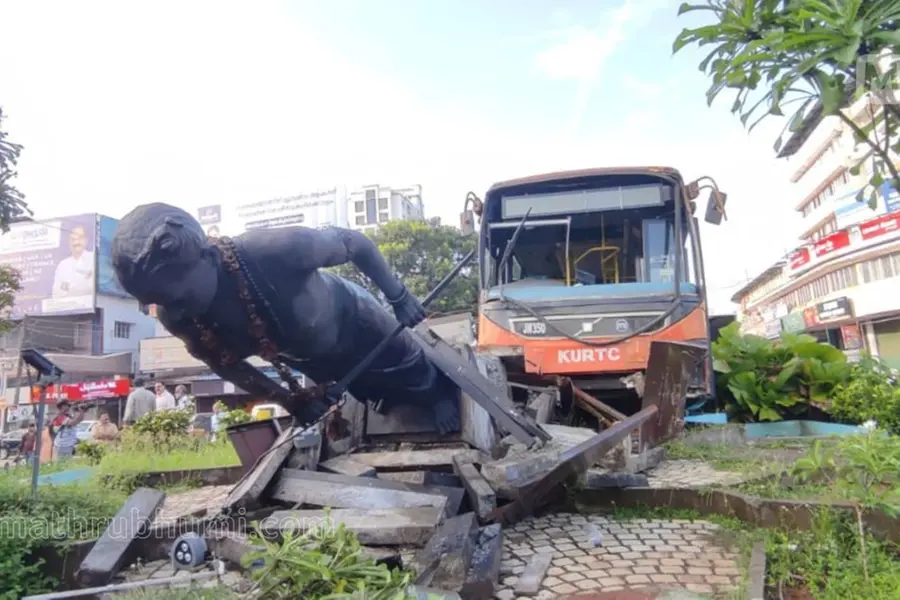 KSRTC bus rams into Sakthan Thampuran statue in Thrissur